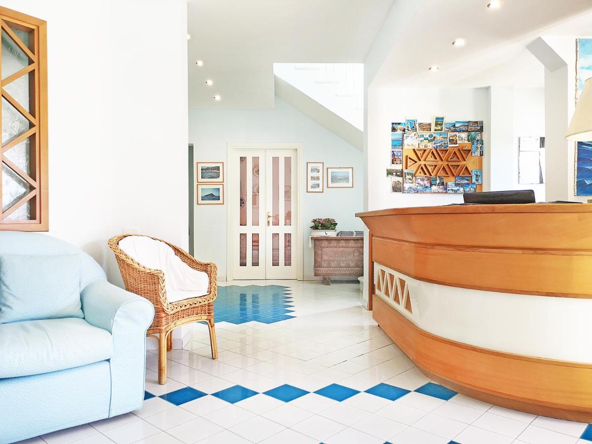 Hotel La Lampara Golfo Aranci Exteriör bild
