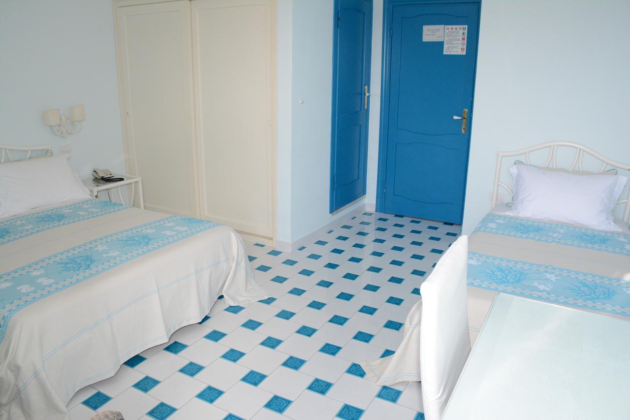 Hotel La Lampara Golfo Aranci Exteriör bild