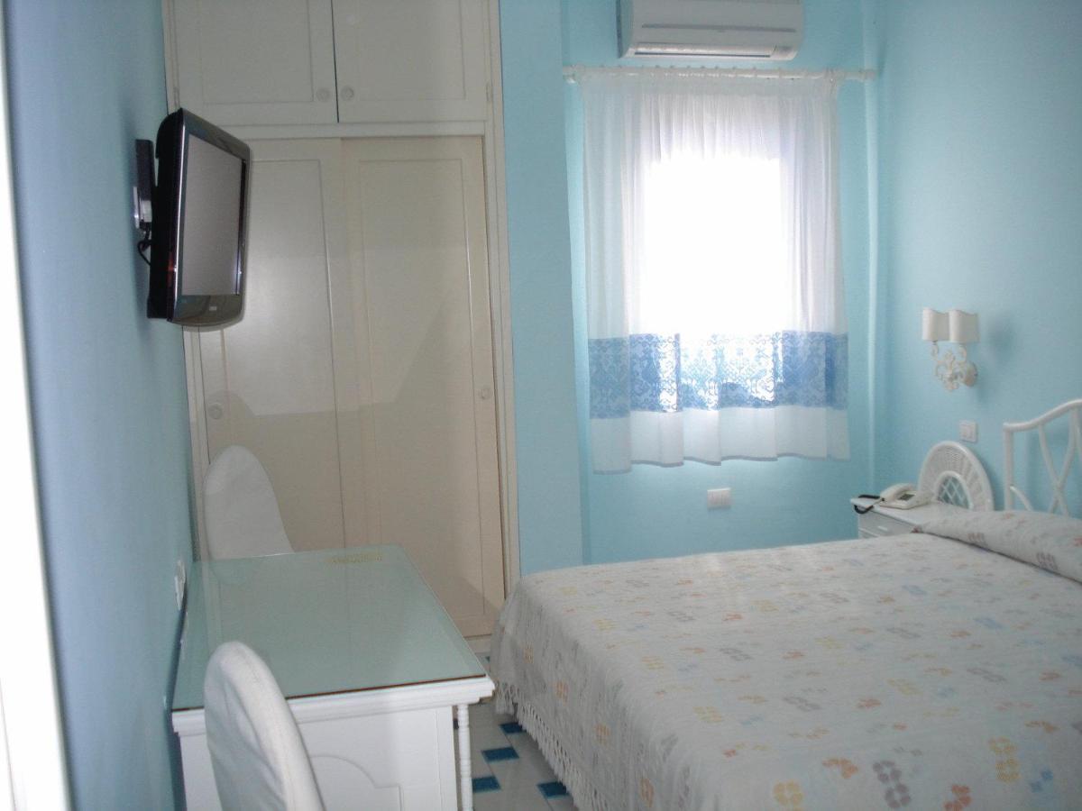 Hotel La Lampara Golfo Aranci Exteriör bild